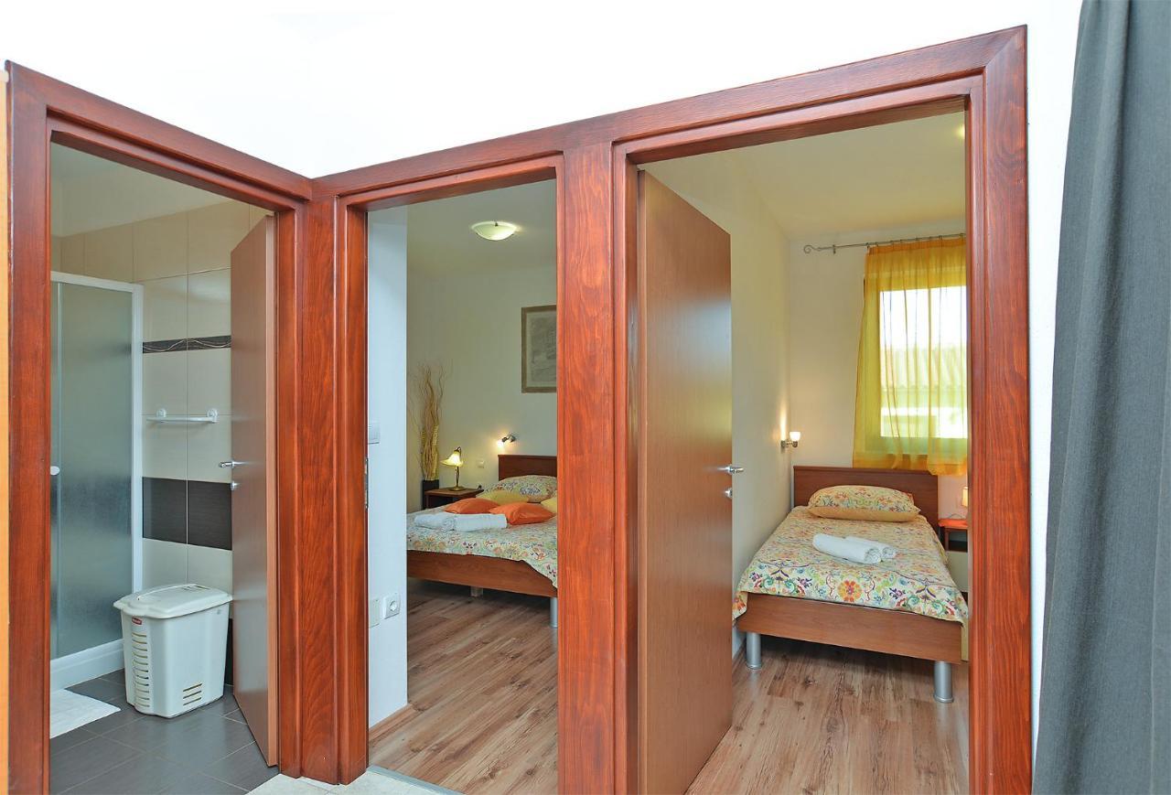 Apartment Jadranko 1761 Peroj Buitenkant foto
